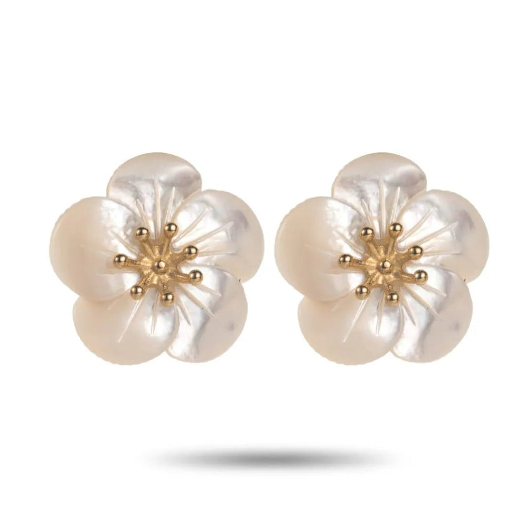 Boucles d’oreilles fleur nacrée blanche et dorée en acier inoxydable, bijoux femme élégants et hypoallergéniques résistants à l’eau.