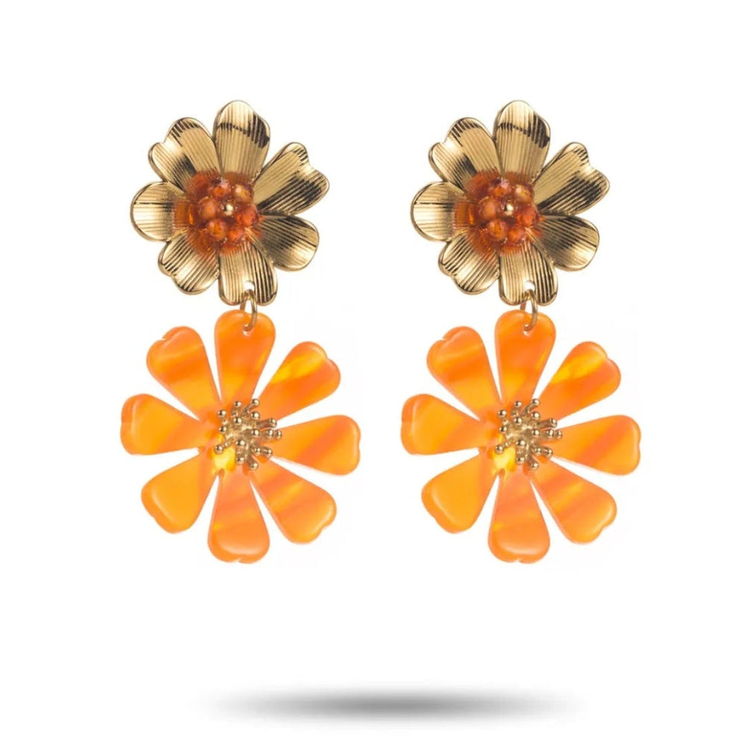 Boucles d’oreilles pendantes fleurs orange et dorées en acier inoxydable, bijoux femme tendance bohème chic et résistants à l’eau.