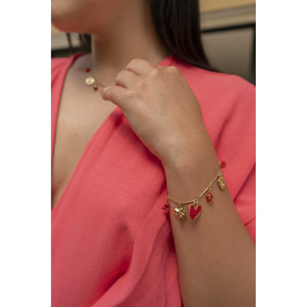 Bracelet doré fin à charms cœur rouge, médaillons fleur et pendentif LOVE