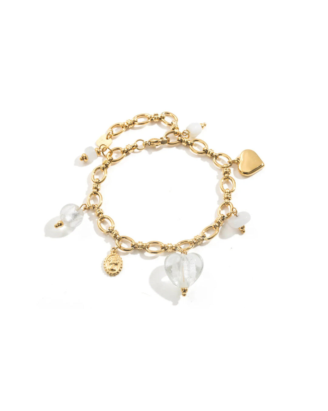Bracelet femme doré en acier inoxydable à maillons avec breloques cœurs, perles blanches et transparentes et charms dorés.