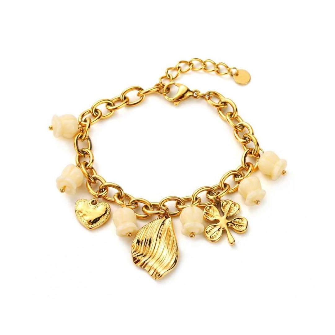 Bracelet chaîne doré en acier inoxydable avec breloques blanches et motifs porte-bonheur – cœur, feuille et trèfle