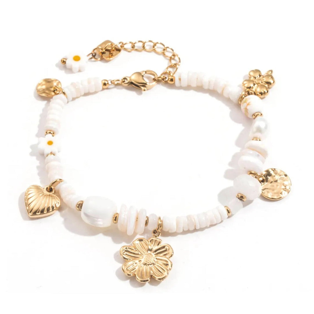 Bracelet à charms blancs et dorés en acier inoxydable avec perles blanches et breloques fleur et cœur, bijou femme bohème chic.