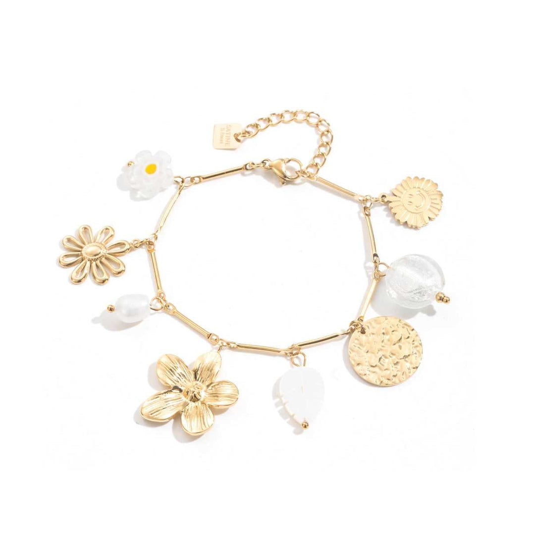 Bracelet doré et blanc à charms fleurs résine et pièces martelées en maille fine
