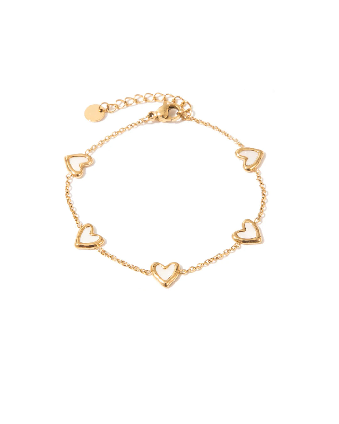 Bracelet femme doré en acier inoxydable avec cinq cœurs en nacre blanche sur chaîne fine ajustable.
