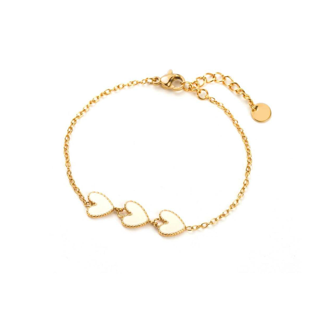 Bracelet doré avec trois mini cœurs beige en acier inoxydable
