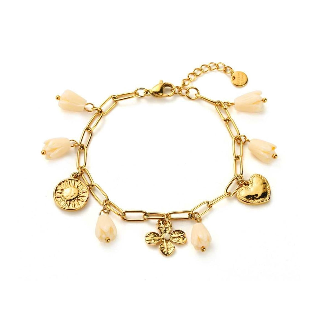Bracelet doré et blanc en acier inoxydable avec breloques soleil, cœur et fleurs blanches – Bijou élégant et résistant à l’eau