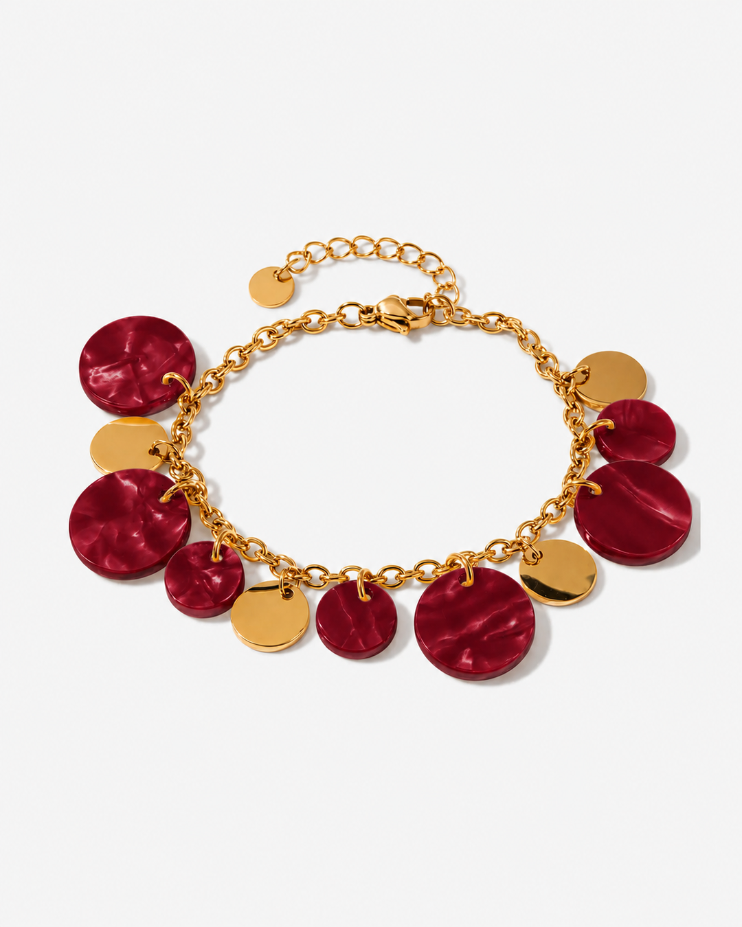 Bracelet femme doré en acier inoxydable orné de breloques rondes bordeaux effet marbré et de médaillons dorés.