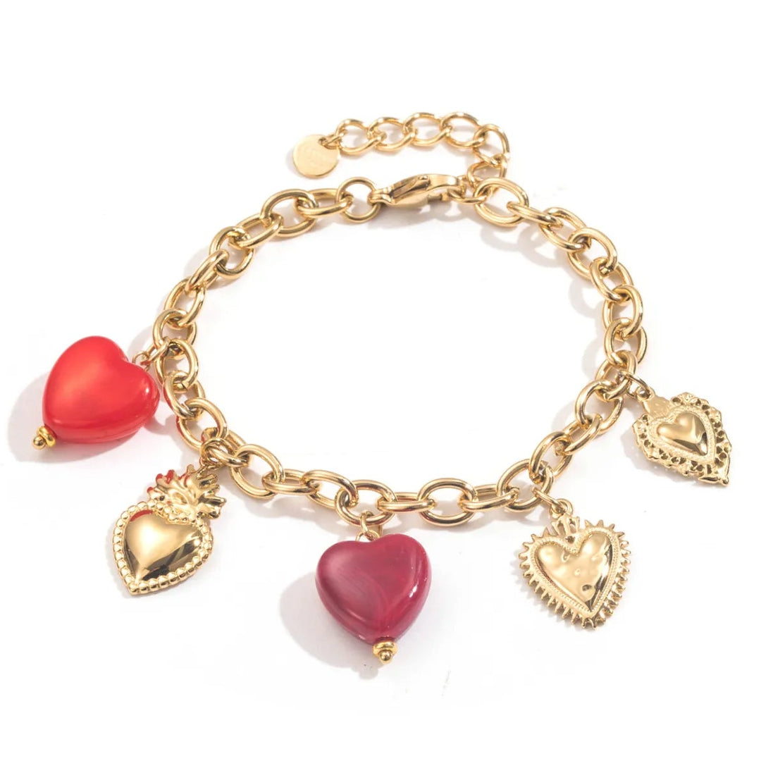 Bracelet doré en acier inoxydable avec charms cœurs rouges et pendentifs dorés, bracelet femme romantique et tendance.