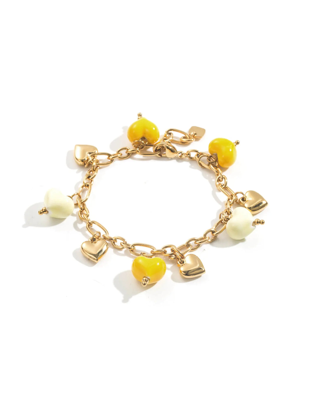Bracelet femme doré en acier inoxydable avec breloques cœurs dorés et cœurs perlés jaunes et blancs.