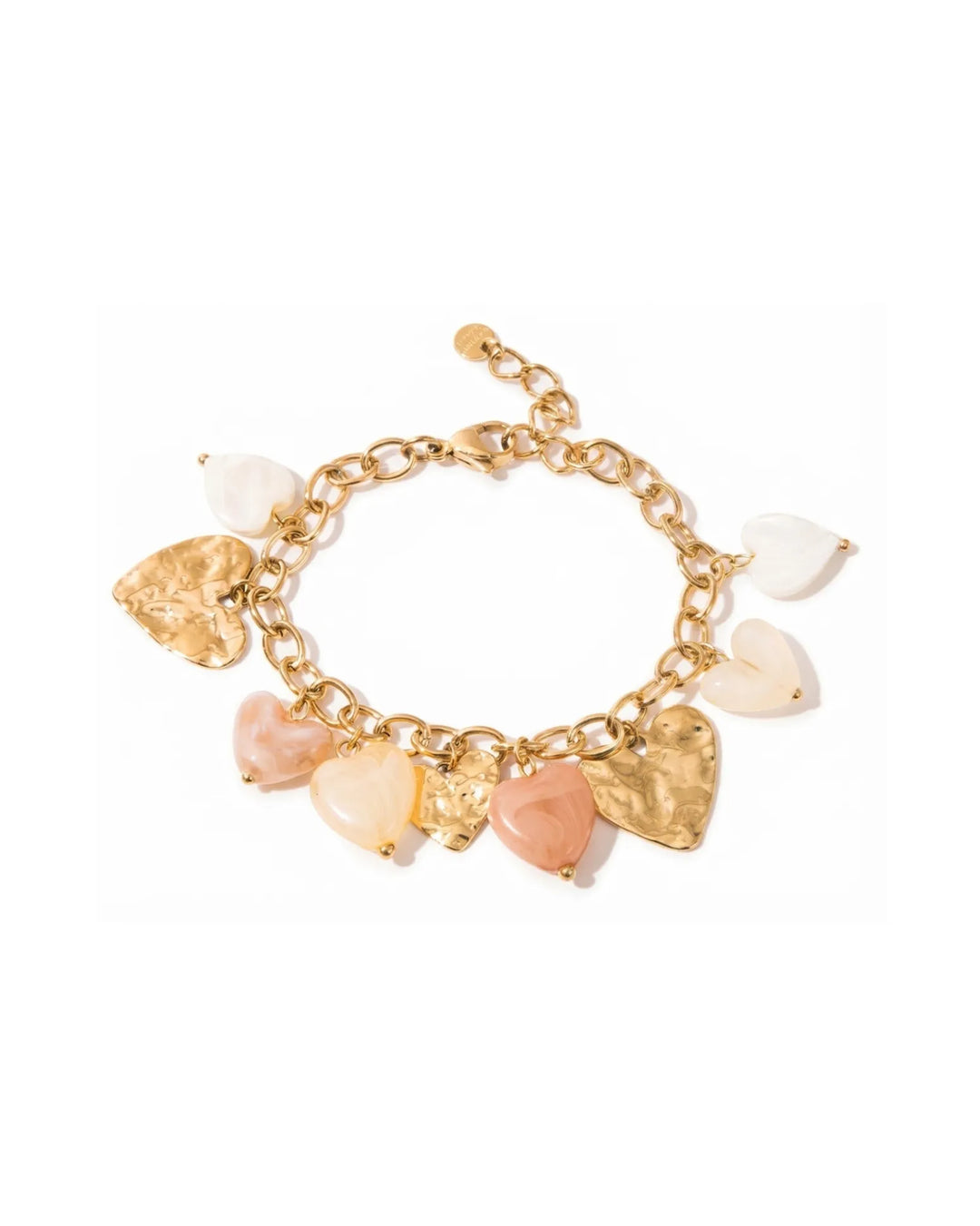 Bracelet femme doré en acier inoxydable avec breloques cœurs dorés martelés et cœurs nacrés roses et blancs.