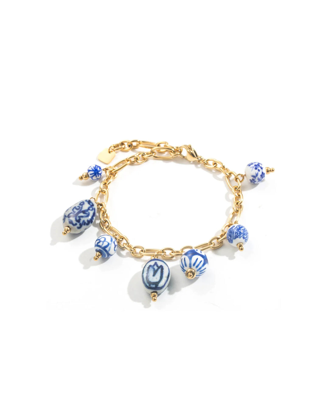 Bracelet femme doré en acier inoxydable à maillons orné de perles blanches aux motifs bleus inspiration céramique.