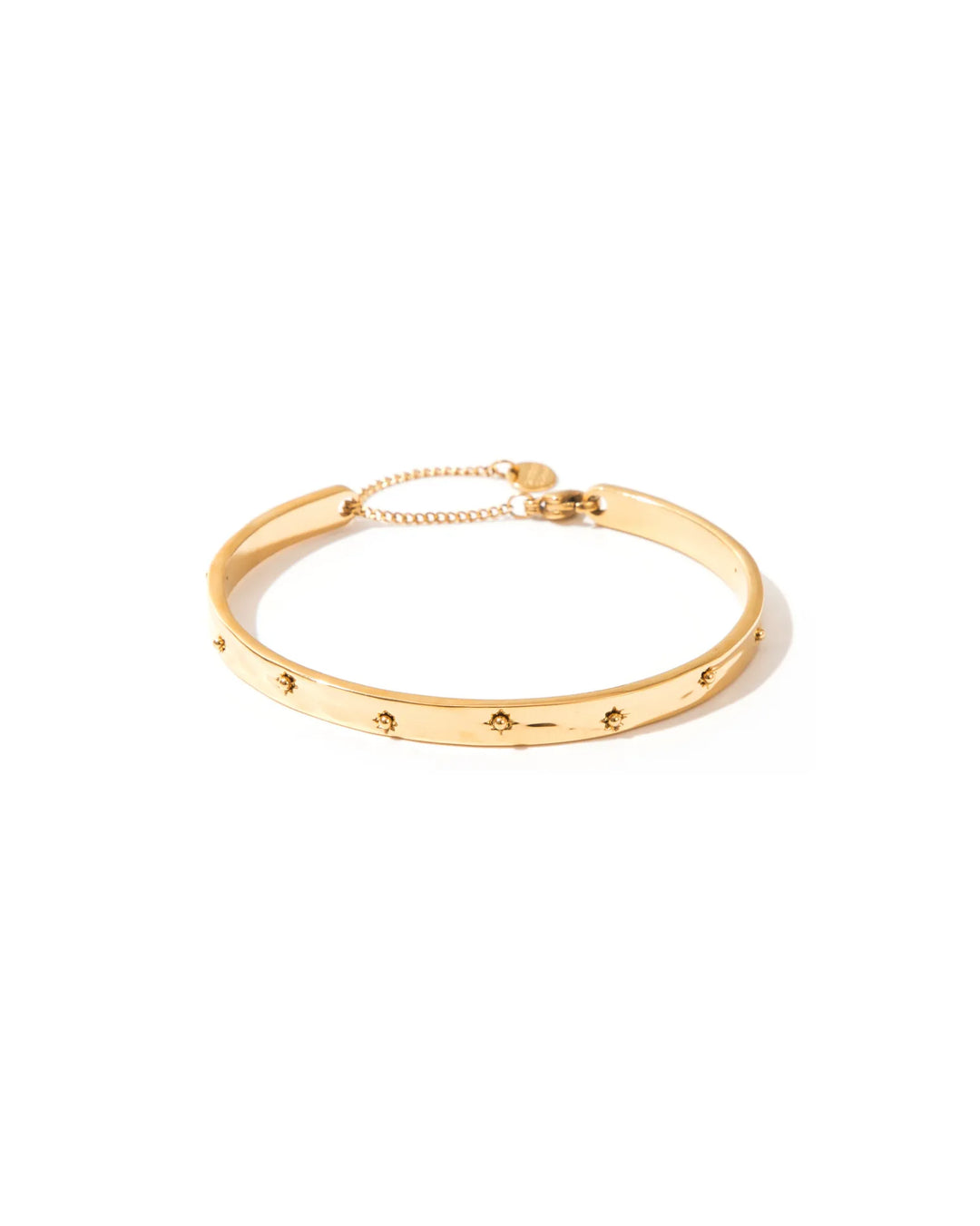 Bracelet jonc doré femme en acier inoxydable avec petits motifs soleil gravés, finition brillante et chaînette de fermeture.