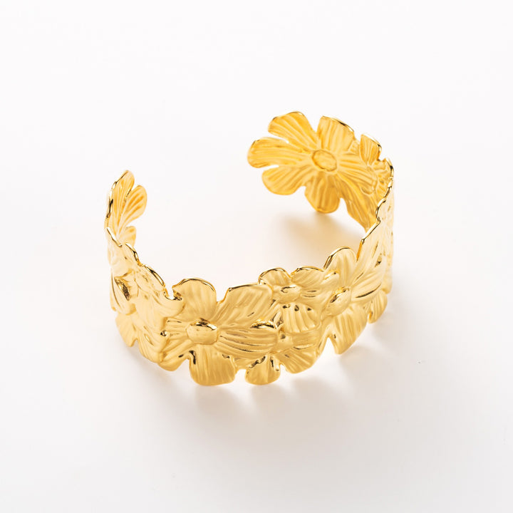 Manchette dorée en acier inoxydable avec farandole de fleurs en relief – réglable, hypoallergénique, résiste à l’eau