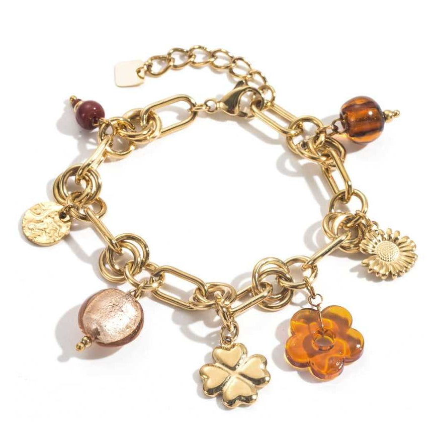 Bracelet doré à maillons épais avec breloques perles, marguerites résine et médailles dorées