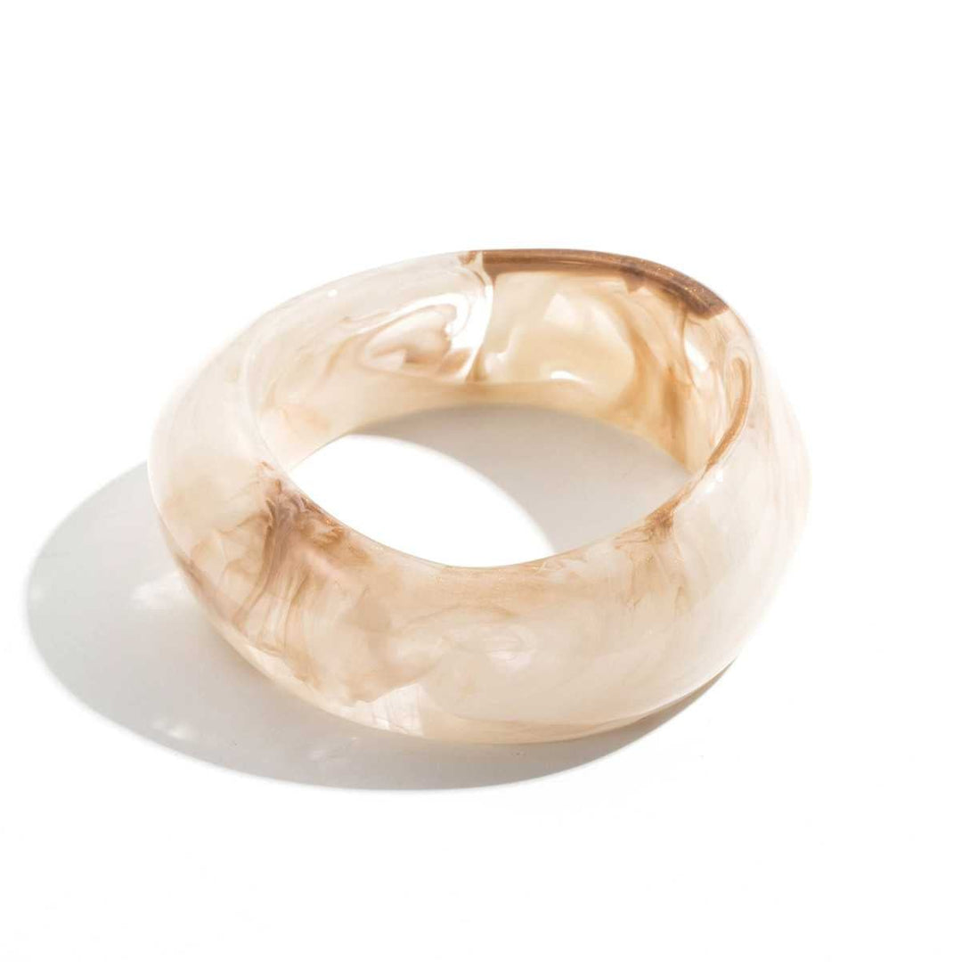 Bracelet épais en résine nacrée effet marbré
