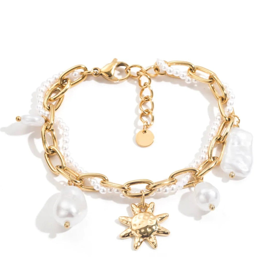 Bracelet doré en acier inoxydable avec pendentif soleil et perles blanches, bijou femme bohème chic et tendance.