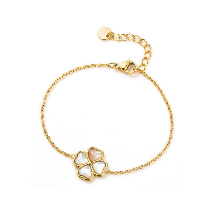Bracelet doré avec trèfle en nacre blanche sur chaîne fine – bijou féminin et délicat