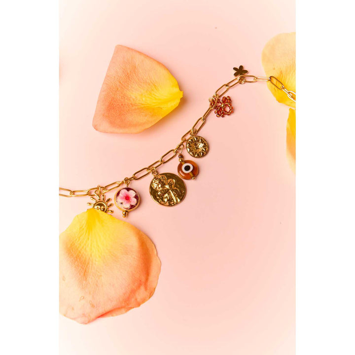 Bracelet doré en maillons acier inoxydable avec breloques fleurs, médaillons et soleil