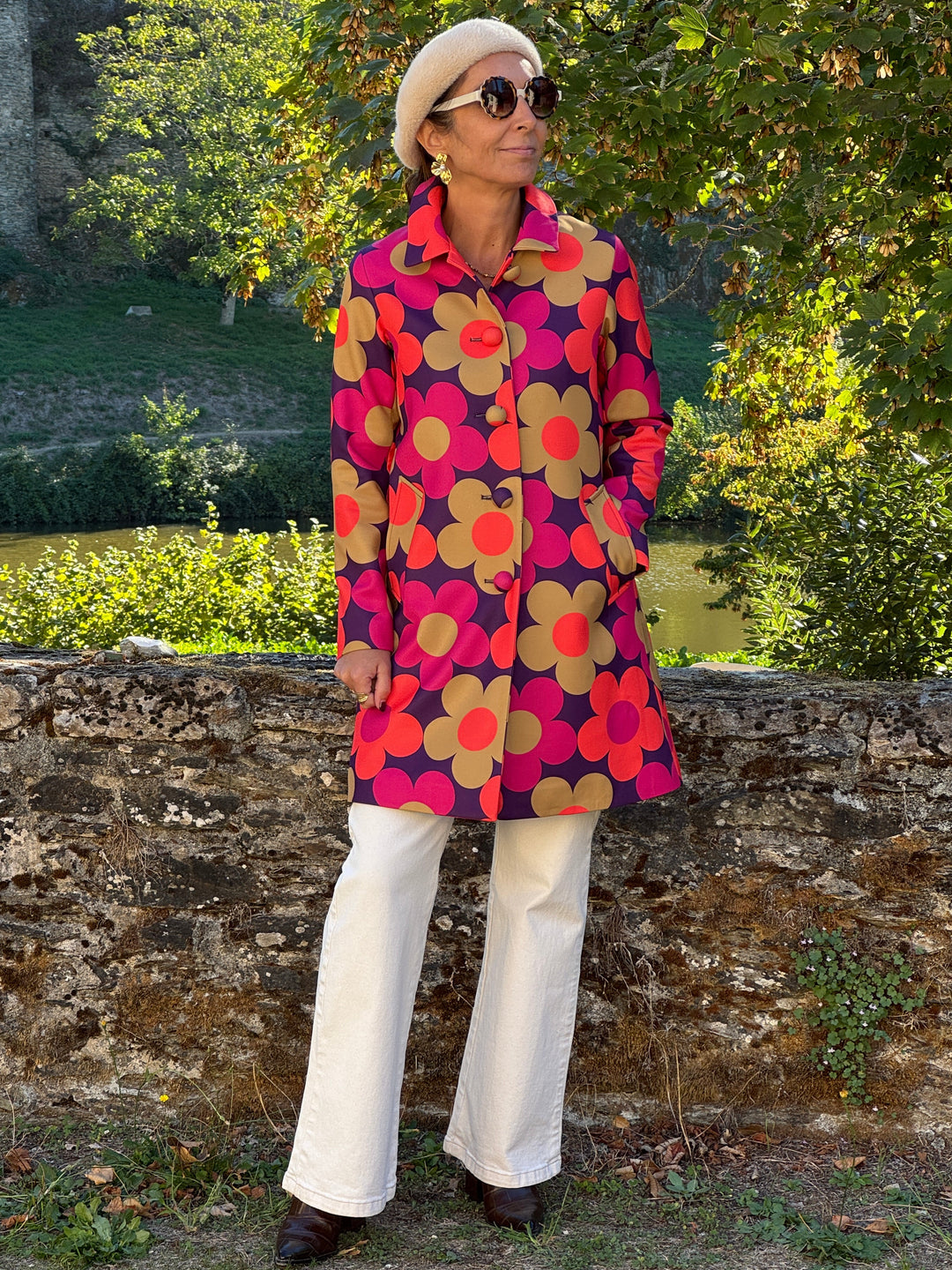 Caban Marguerite Seventies Hippocampe pour femme à imprimé grandes fleurs rose, orange et camel sur fond violet, style rétro années 70.
