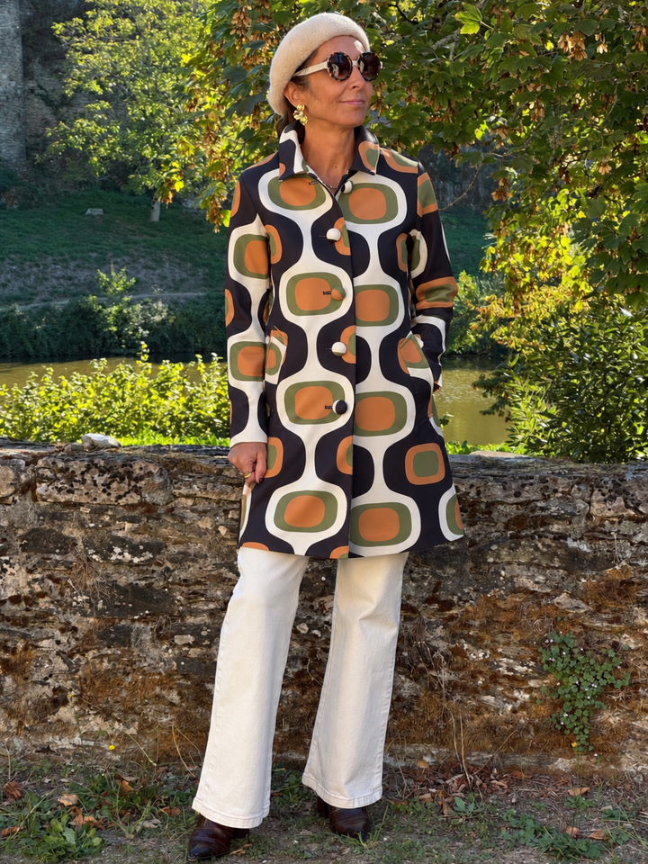 Caban SEVENTIES n°172 Hippocampe pour femme à imprimé géométrique écru, camel et kaki sur fond noir, style rétro années 70.