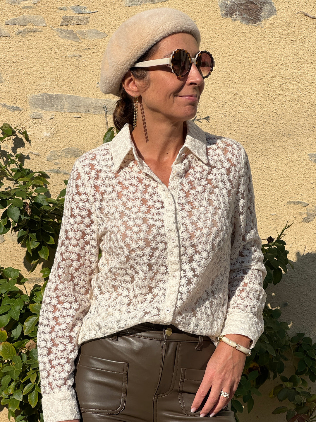 Chemise beige HESTIA In April 1986 pour femme, entièrement brodée et ajourée avec motifs floraux, manches longues et col chemise.