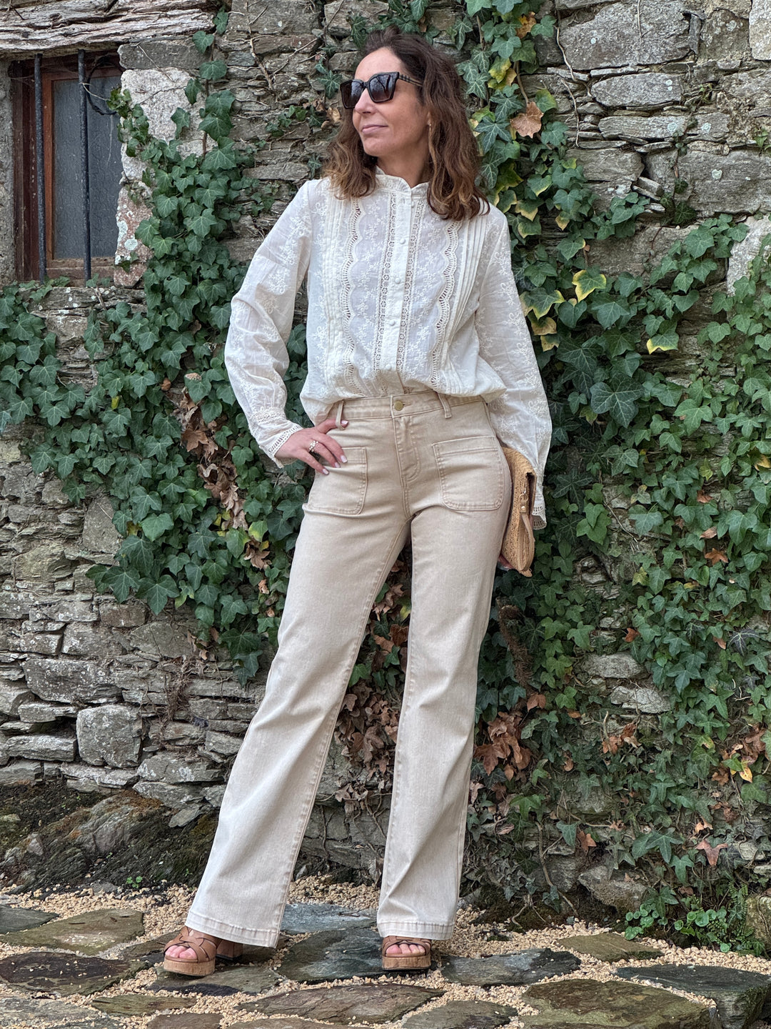 Chemise beige femme manches longues avec broderie ajourée et col froufrou, blouse élégante et féminine idéale pour la mi-saison