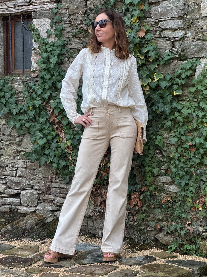 Chemise beige femme manches longues avec broderie ajourée et col froufrou, blouse élégante et féminine idéale pour la mi-saison