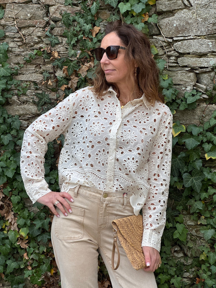 Chemise beige femme coupe courte manches longues avec broderie ajourée et col chemise brodé, blouse élégante et tendance idéale mi-saison
