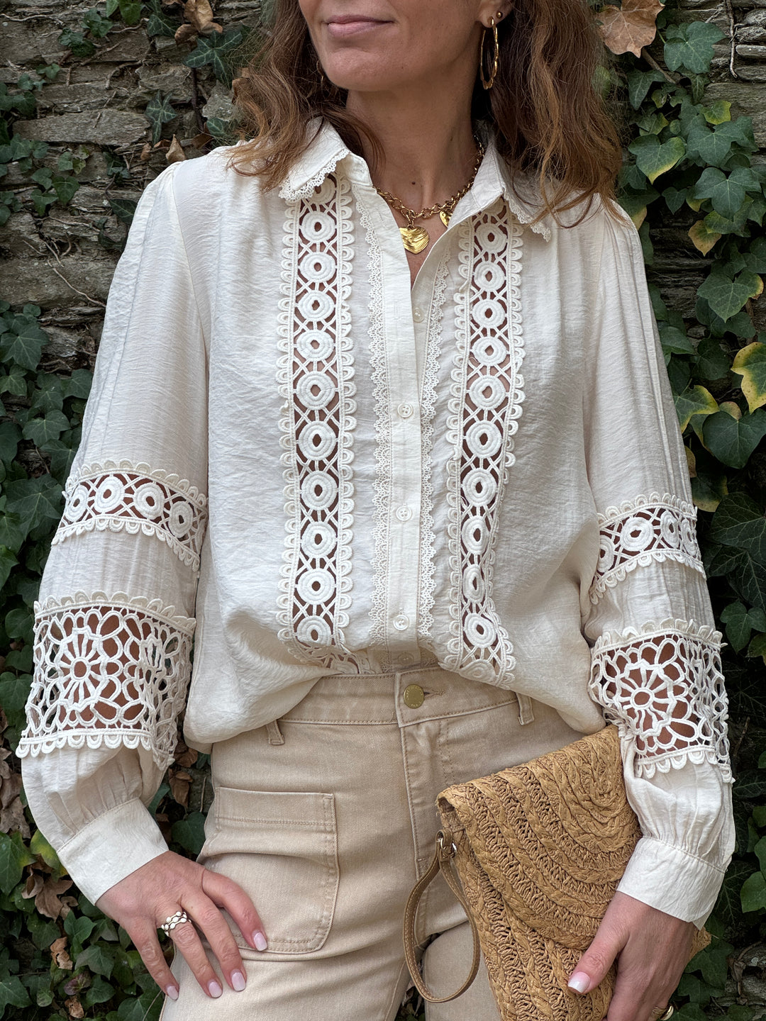 Chemise beige femme fluide manches longues avec broderie ajourée et col chemise brodé, blouse élégante et féminine idéale pour la mi-saison