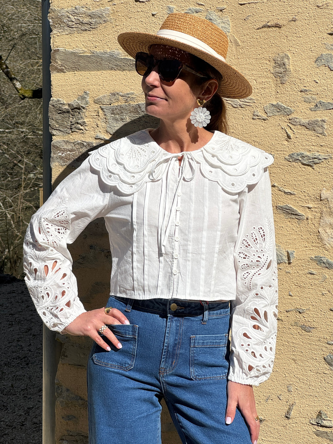 Chemise blanche femme avec grand col brodé ajouré, manches en broderie ajourée et lien à nouer au col pour un style romantique mi-saison