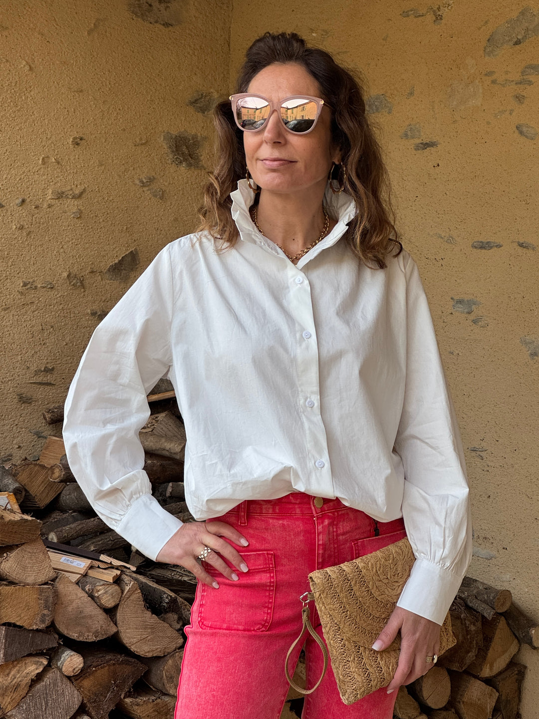 Chemise blanche femme manches longues coupe droite avec col froufrou, blouse élégante et intemporelle idéale pour un look chic mi-saison