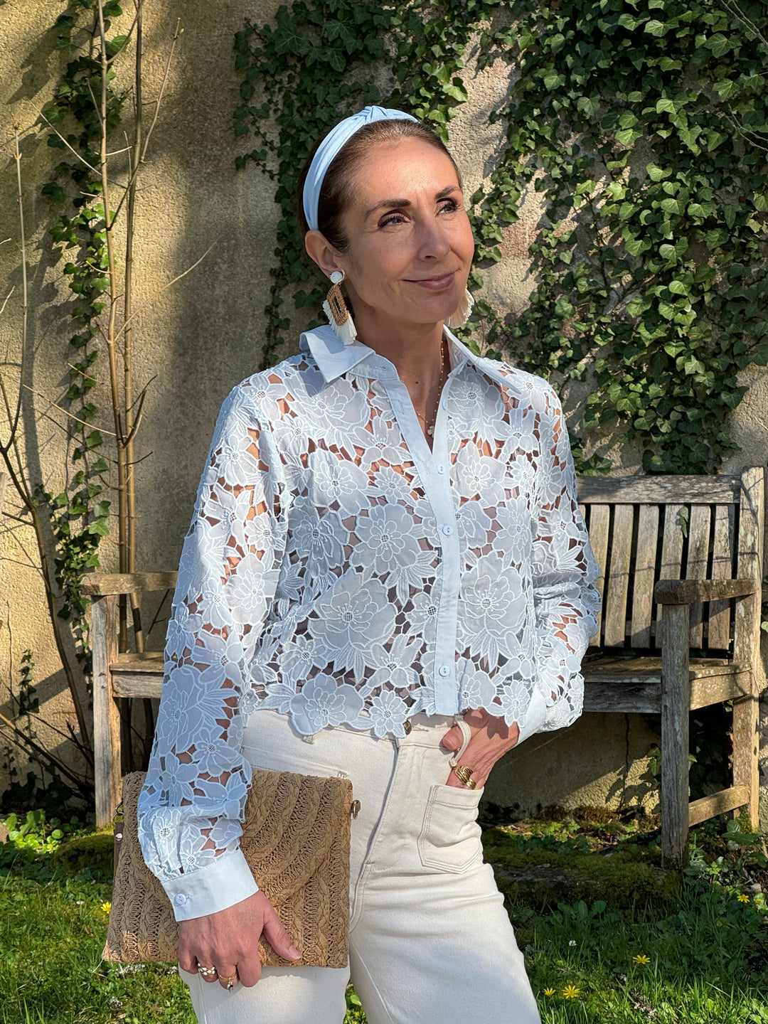 Chemise bleue femme en broderie florale ajourée avec manches longues et coupe courte, légère et élégante idéale pour le printemps et l’été