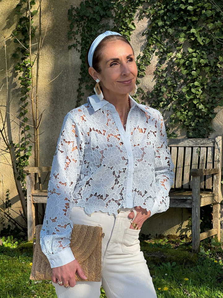 Chemise bleue femme en broderie florale ajourée avec manches longues et coupe courte, légère et élégante idéale pour le printemps et l’été