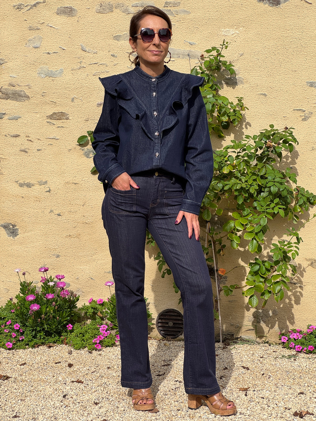 Chemise CALYANE femme en jean brut avec grands volants sur le devant, manches longues et col montant.