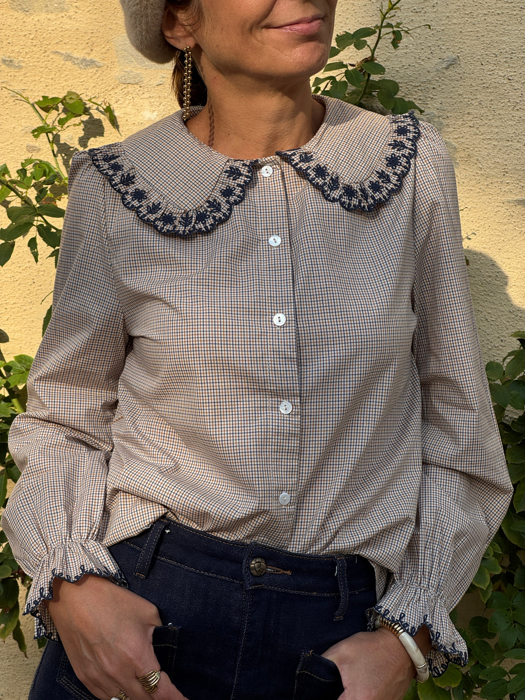 Chemise à carreaux bleu, jaune et beige DAKOTA In April 1986 pour femme, col Claudine brodé et manches longues à volants.