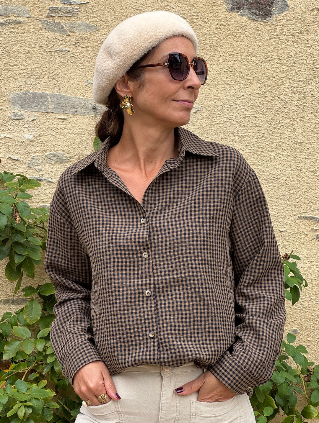 Chemise ALIXANE In April 1986 à petits carreaux camel sur fond bleu marine, col chemise, manches longues et coupe ample pour femme.