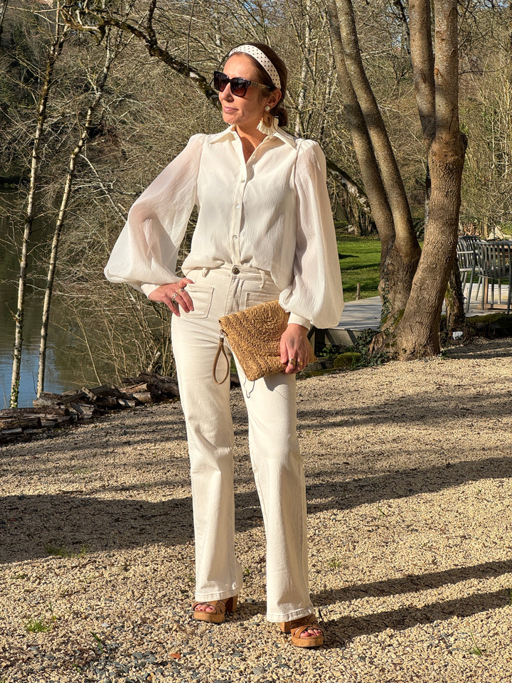 Chemise écru femme en matière effet crêpe, coupe légère et vaporeuse avec manches longues volumineuses, idéale pour la mi-saison et un look élégant