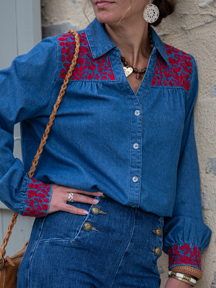 femme portant une chemise en jean brodée rouge sur les épaules et poignets, look bohème chic