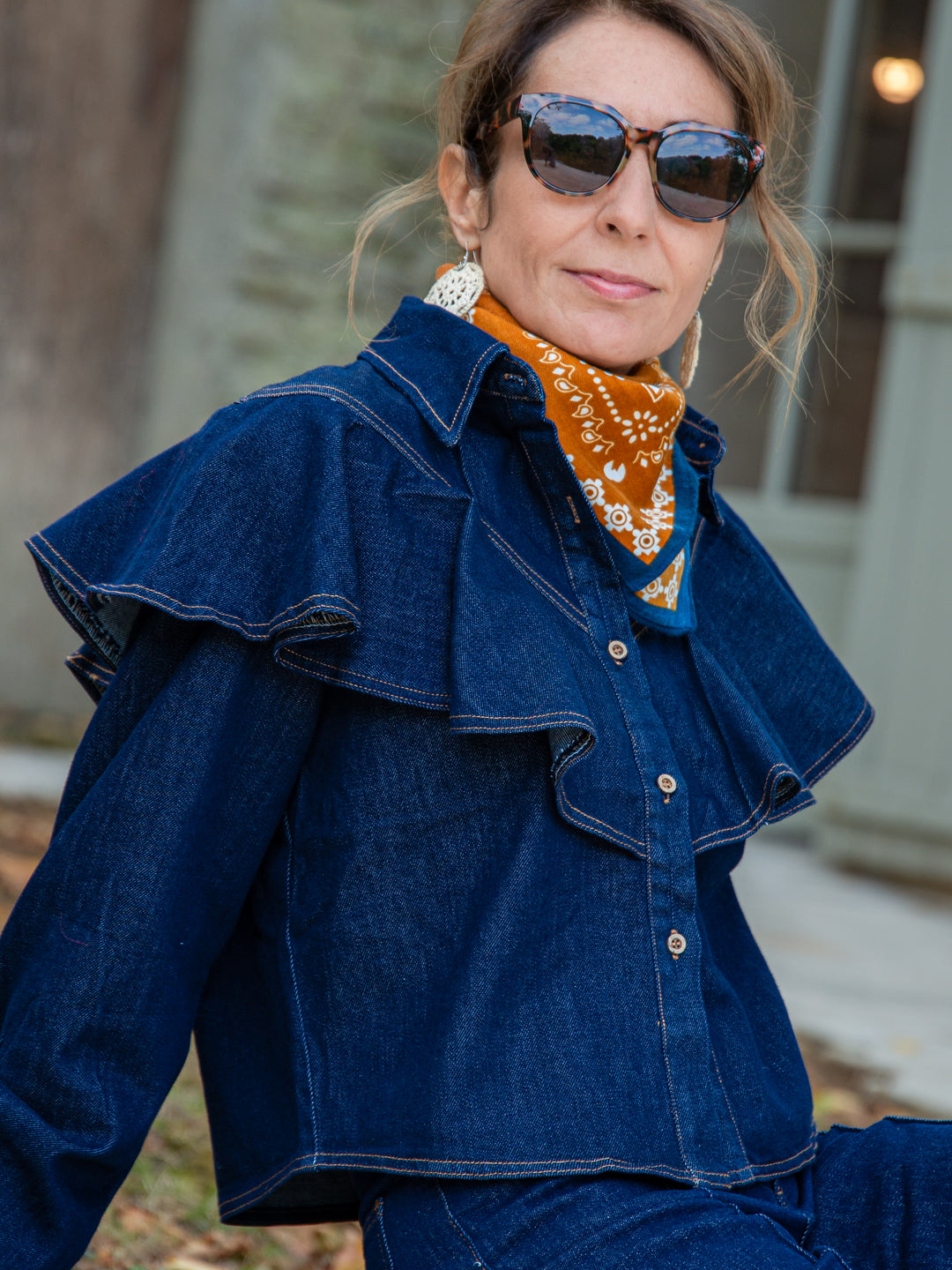 Gros plan chemise en jean brut à volants femme avec bandana orange et lunettes