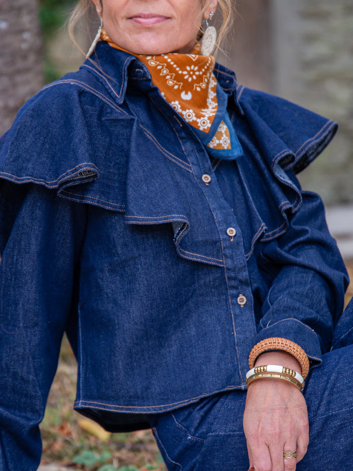Zoom chemise en jean brut à volants femme avec surpiqûres contrastées