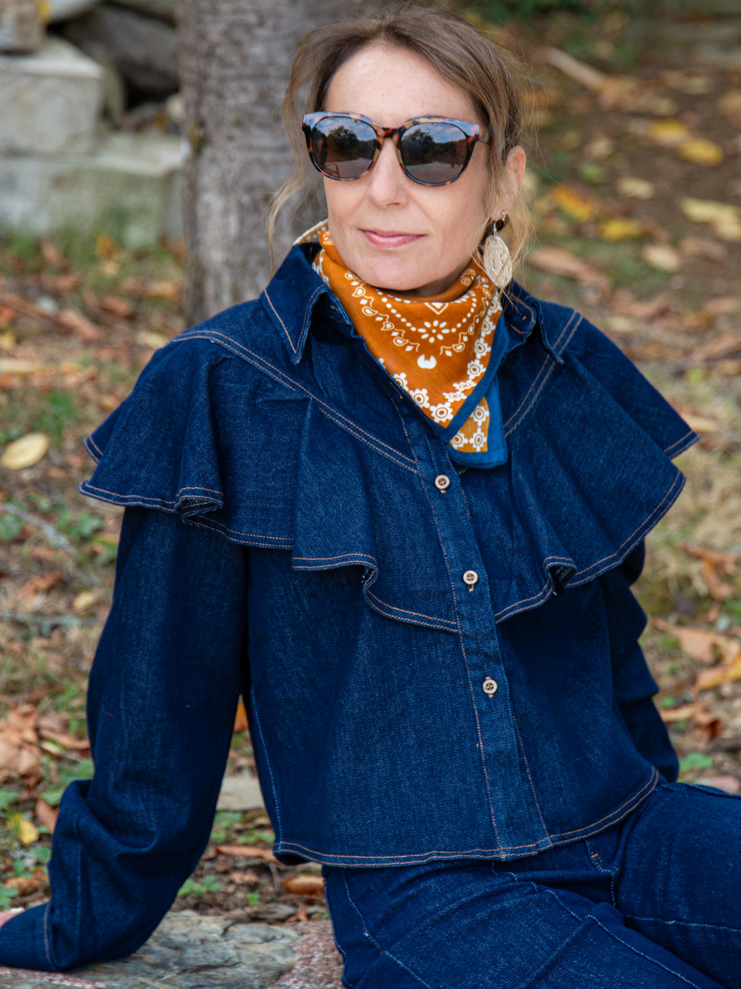 Détails chemise en jean brut femme avec volants style western tendance