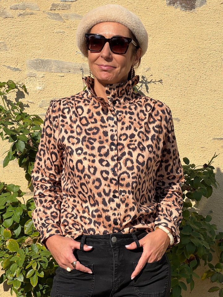 Chemise léopard SACHA In April 1986 pour femme avec col montant à froufrous, manches longues et imprimé animalier camel et noir.
