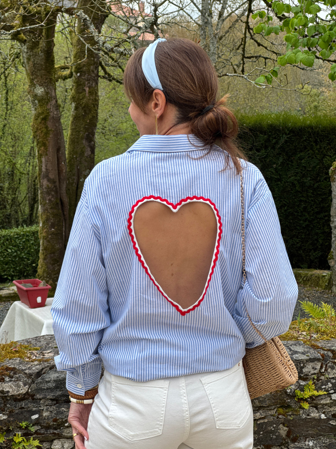 Chemise femme bleue et blanche à rayures tennis avec cœur ajouré dans le dos et broderies rouges et blanches tendance mi-saison