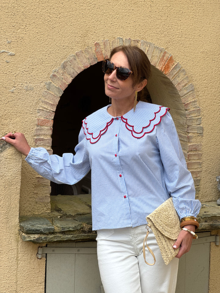 Chemise à rayures tennis bleu et blanc avec manches longues col à double volant et finitions couture rouge idéale pour la mi-saison