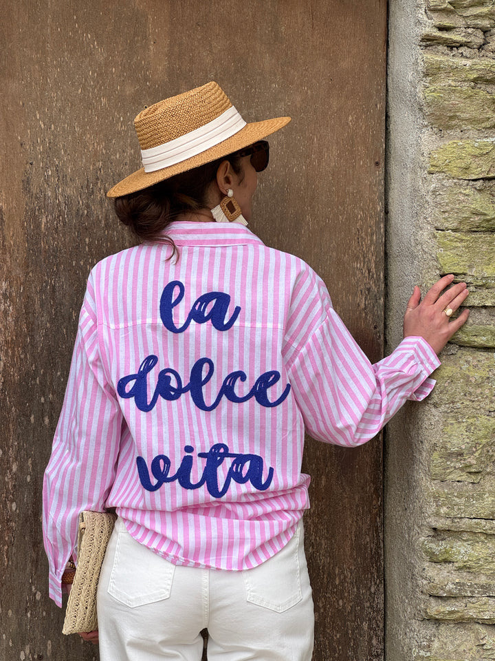 Chemise manches longues oversize à rayures tennis roses sur fond blanc avec inscription Dolce Vita au dos, style casual 