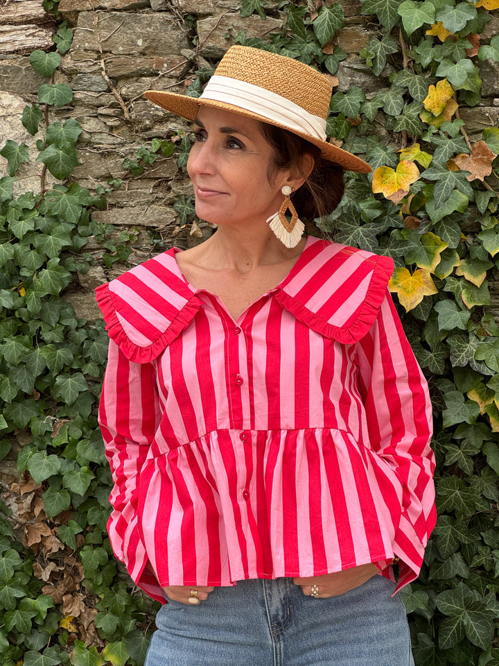 Chemise femme manches longues à rayures rouges sur fond rose avec col Claudine à froufrou, idéale pour la mi-saison et une tenue du quotidien