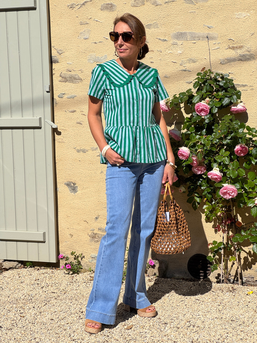 Chemise élégante à rayures tennis vertes sur fond vert clair, avec col Claudine brodé vert, manches courtes et détail volanté sur le bas, parfaite pour le printemps et l'été.