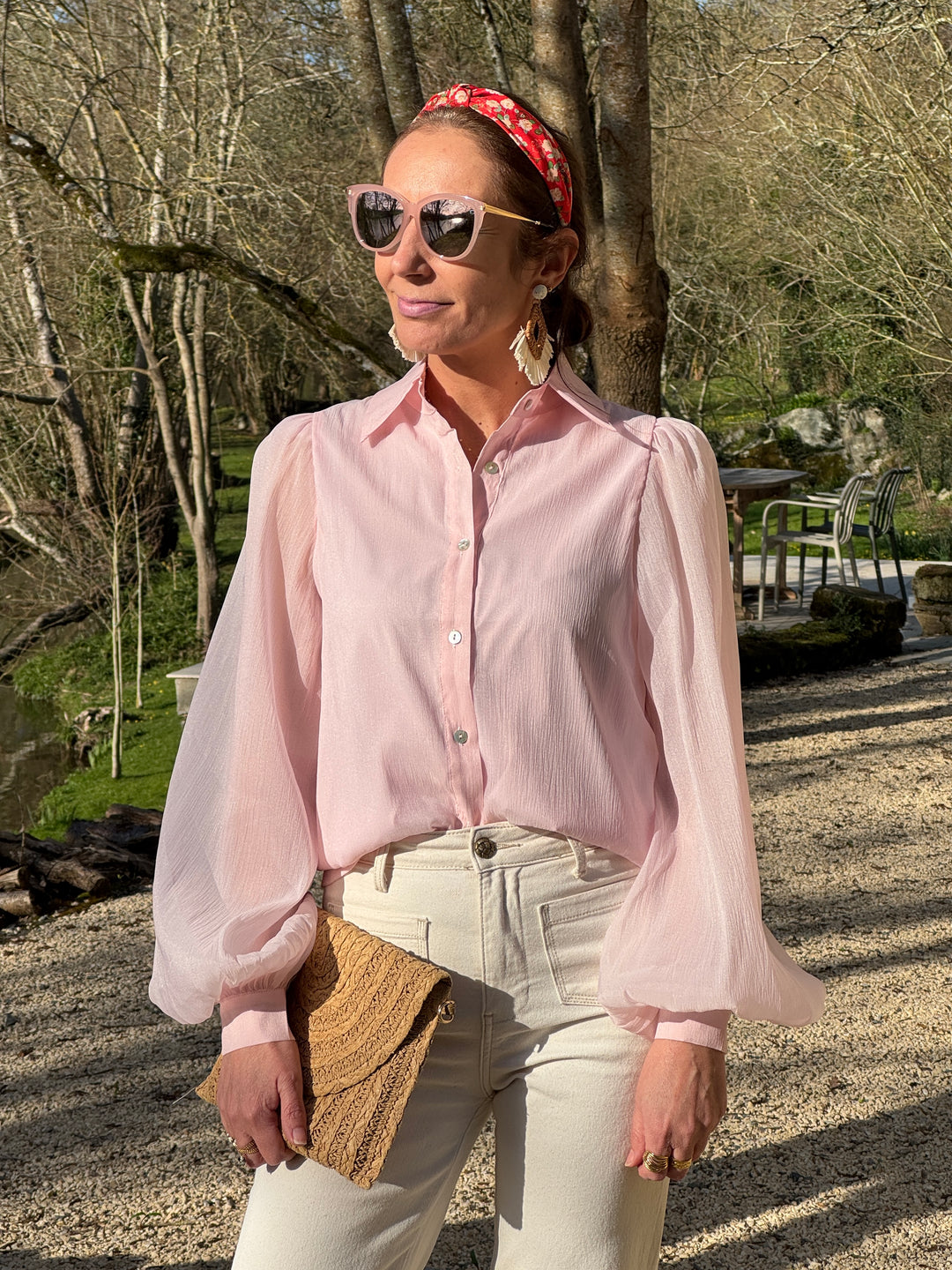 Chemise rose femme en matière effet crêpe, coupe fluide et vaporeuse avec manches longues volumineuses, idéale pour la mi-saison et un look élégant