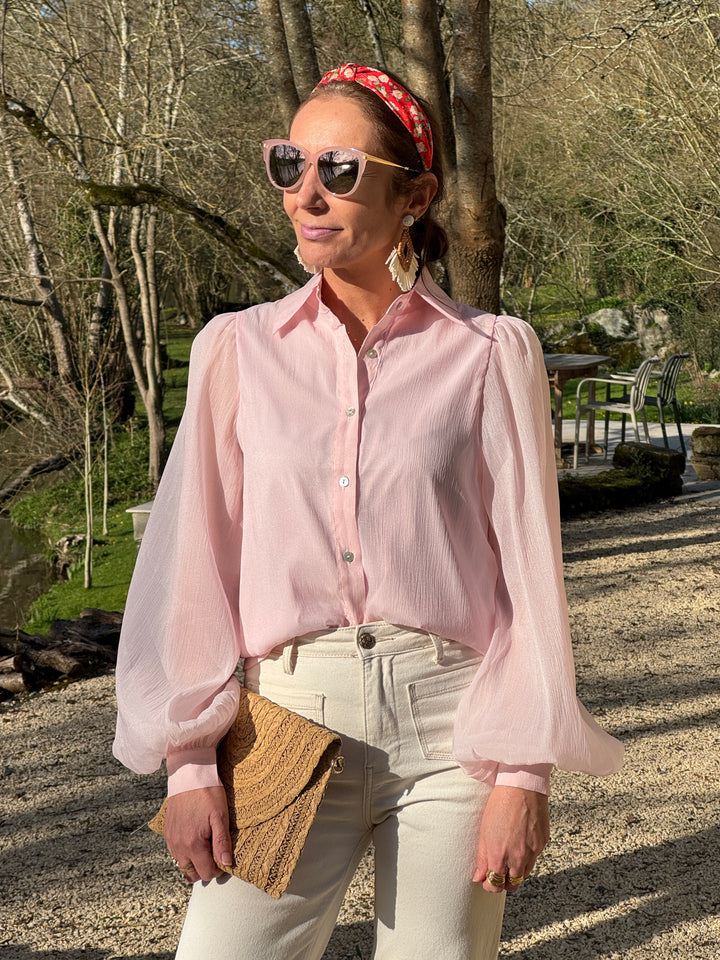 Chemise rose femme en matière effet crêpe, coupe fluide et vaporeuse avec manches longues volumineuses, idéale pour la mi-saison et un look élégant