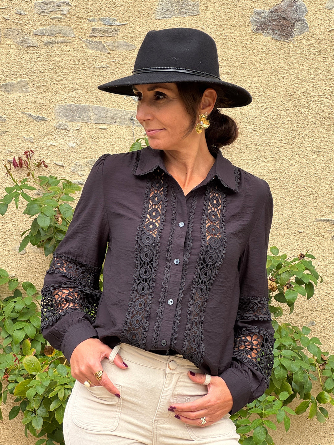 Chemise SOLENE In April 1986 noire pour femme avec broderies ajourées, col chemise, manches longues et fermeture boutonnée.